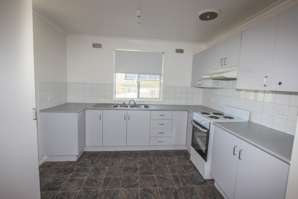 8 Frank Street, Narrandera NSW 2700 - photo 3