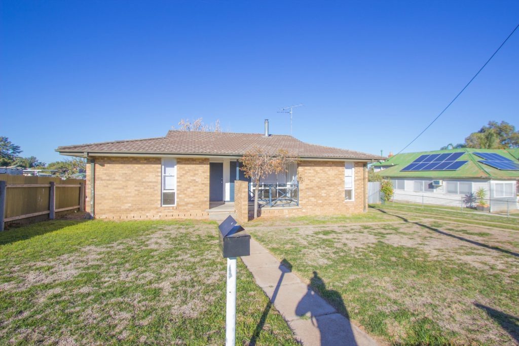 8 Frank Street, Narrandera NSW 2700 - photo 4