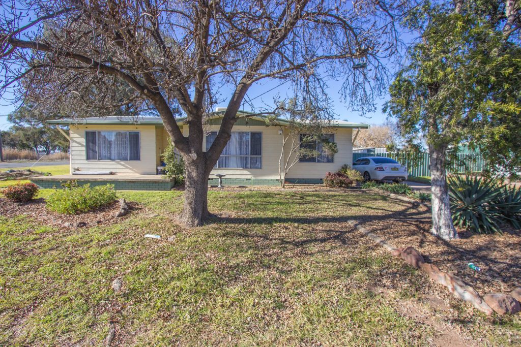 4 Lightwood Street, Leeton NSW 2705 - photo 12