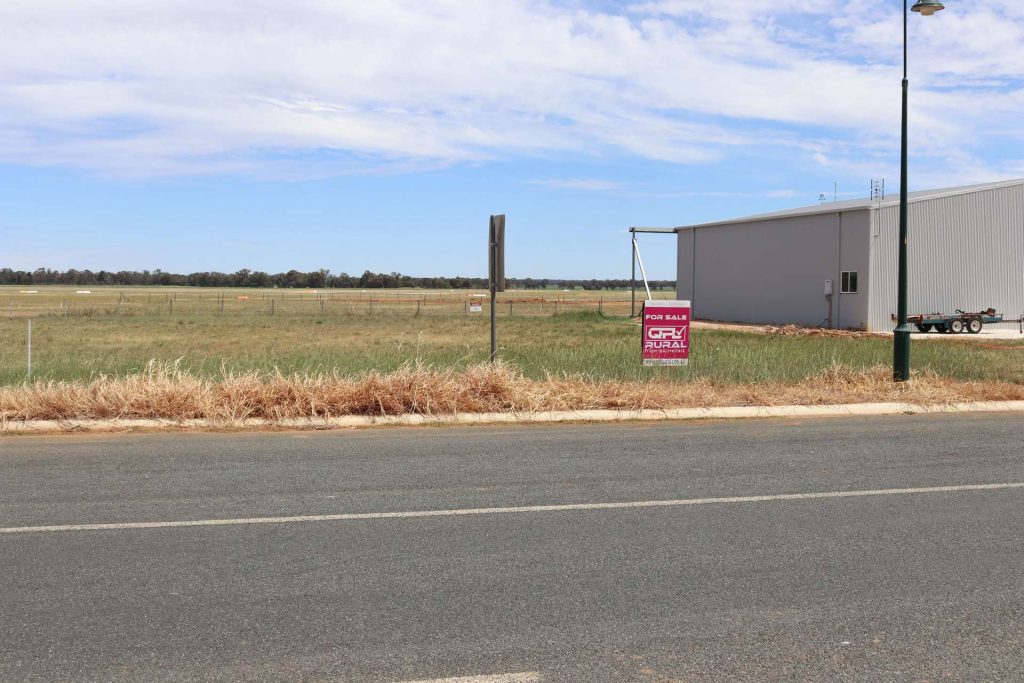 98 Airport Street, Temora NSW 2666 - photo 4