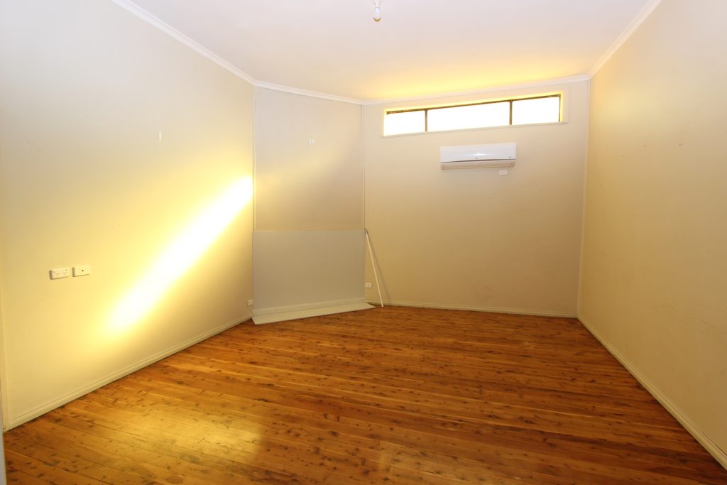 105 Hoskins Street, Temora NSW 2666 - photo 3
