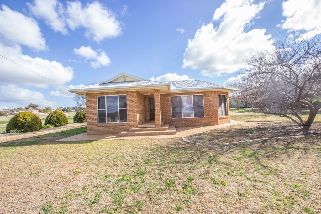28 Racecourse Road, Narrandera NSW 2700 - McGrath Riverina