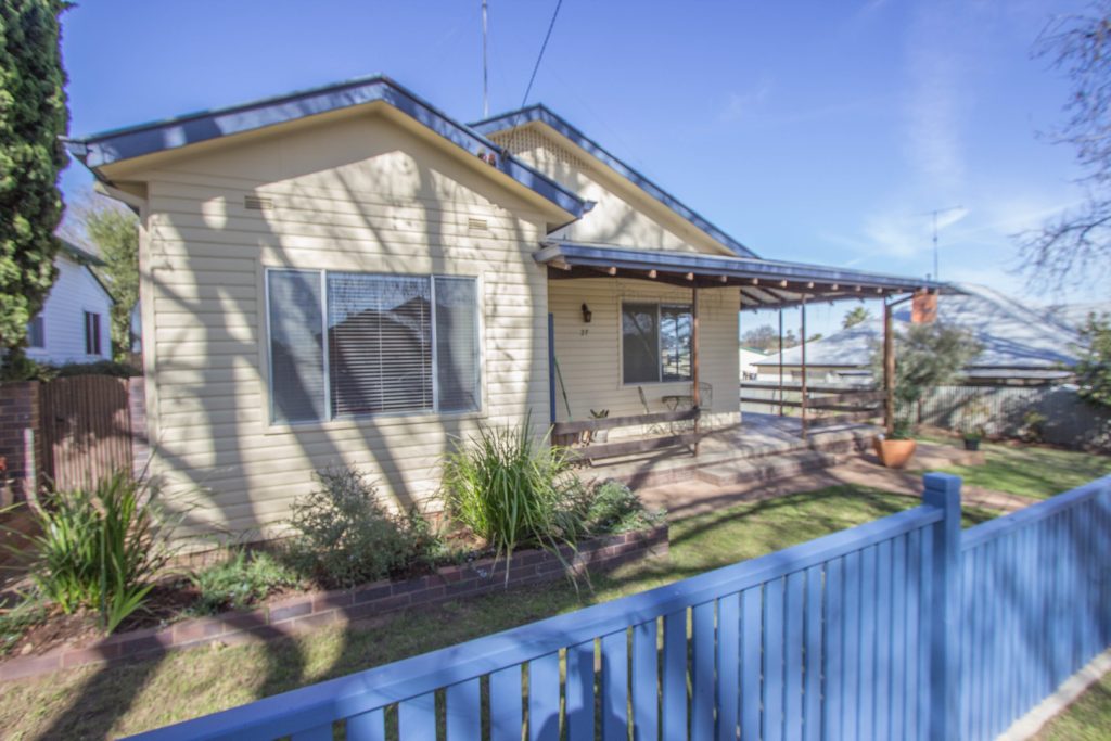 27 William Street, Narrandera NSW 2700 - photo 2