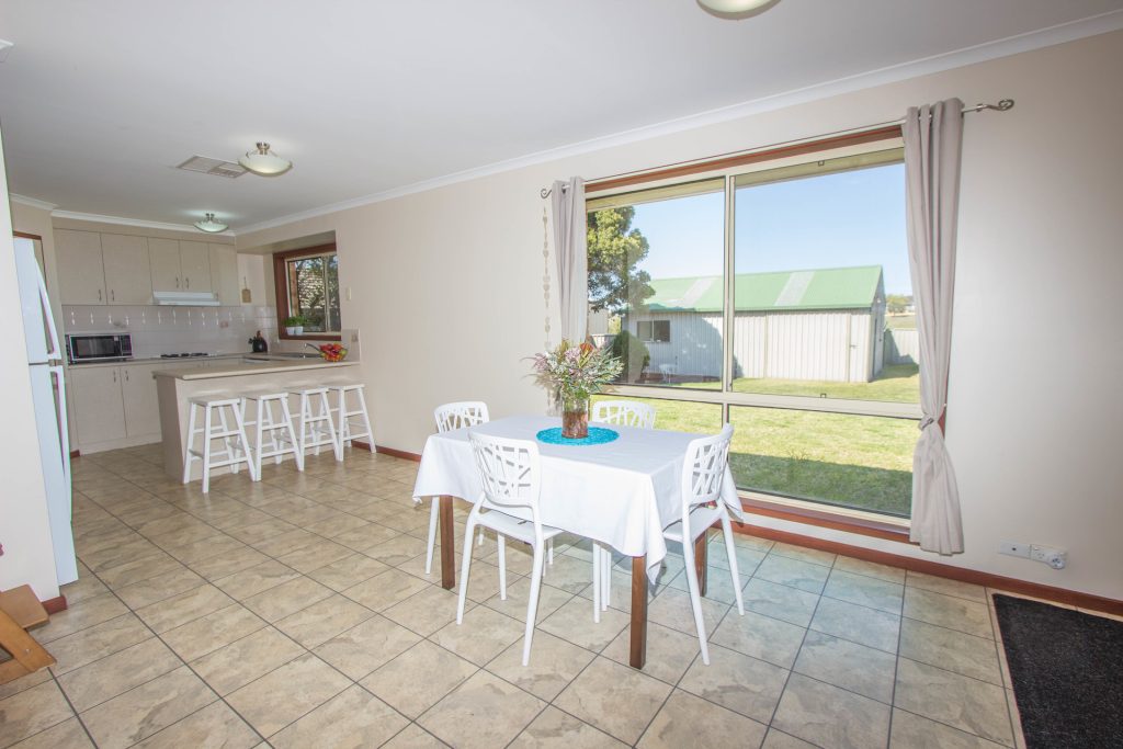 12 Kiesling Drive, Narrandera NSW 2700 - photo 4