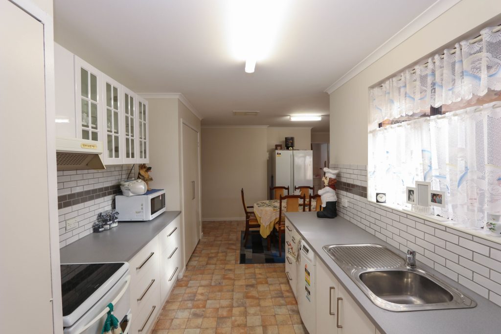 5 Truskett Street, Temora NSW 2666 - photo 2