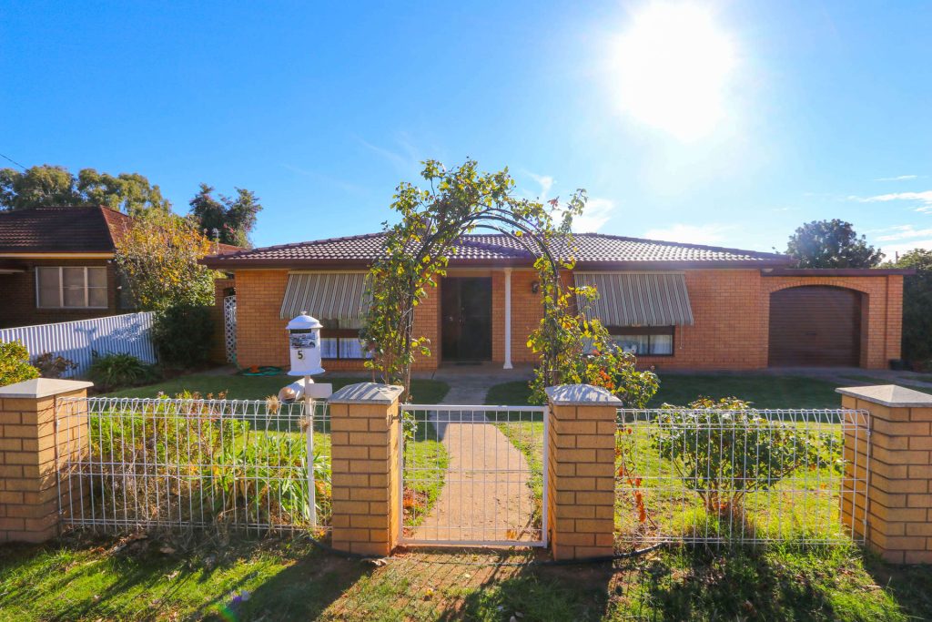 5 Truskett Street, Temora NSW 2666 - McGrath Riverina