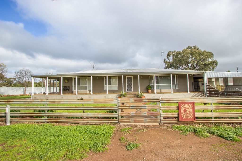 2 "SUMMERSET" Burley Griffin Way, Barellan NSW 2665 - photo 4