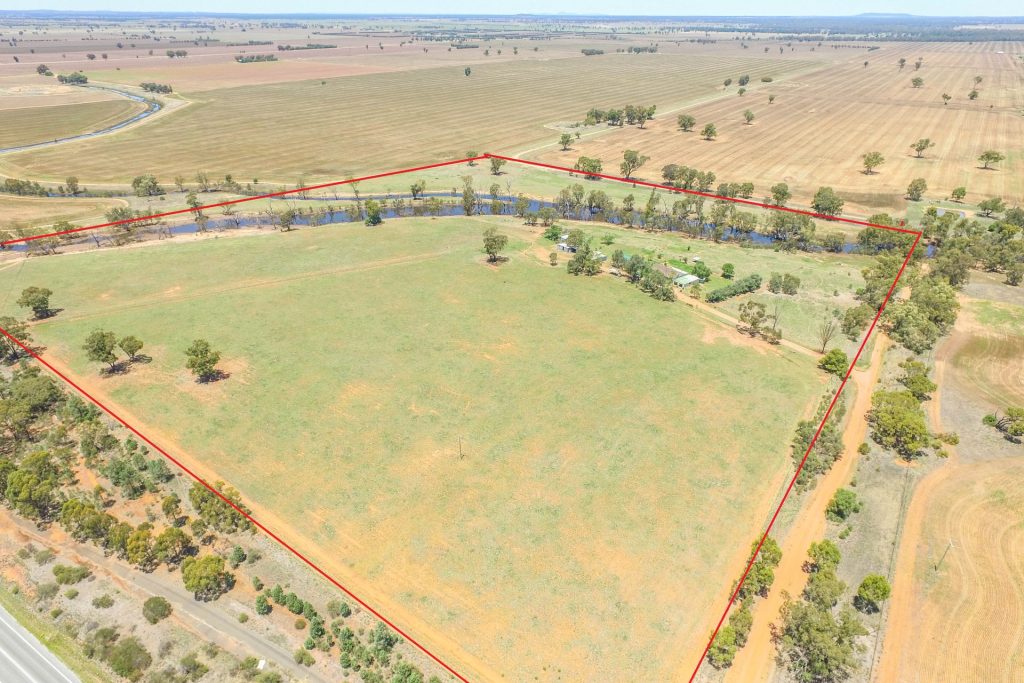 21 Pethers Road, Narrandera NSW 2700 - photo 2