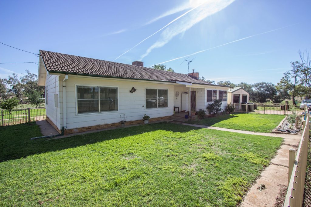 21 Pethers Road, Narrandera NSW 2700 - photo 5