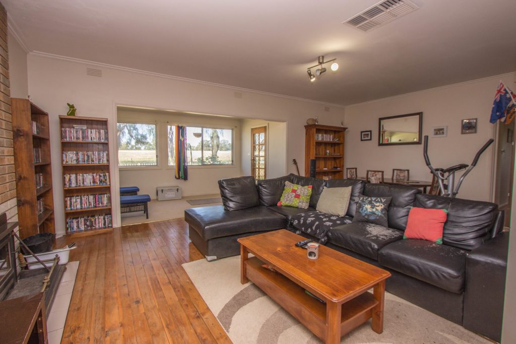 21 Pethers Road, Narrandera NSW 2700 - photo 9