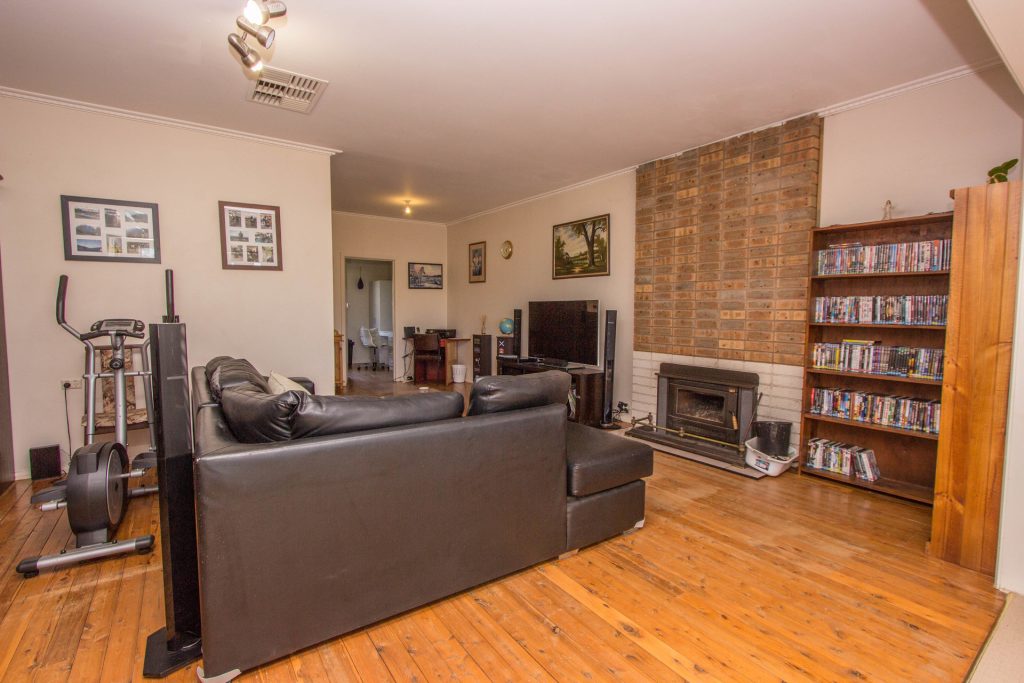 21 Pethers Road, Narrandera NSW 2700 - photo 10