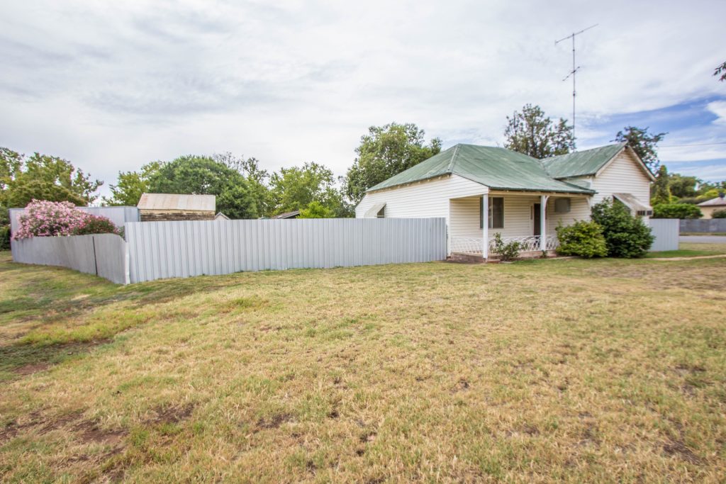 2 Bolton Street, Narrandera NSW 2700 - photo 2