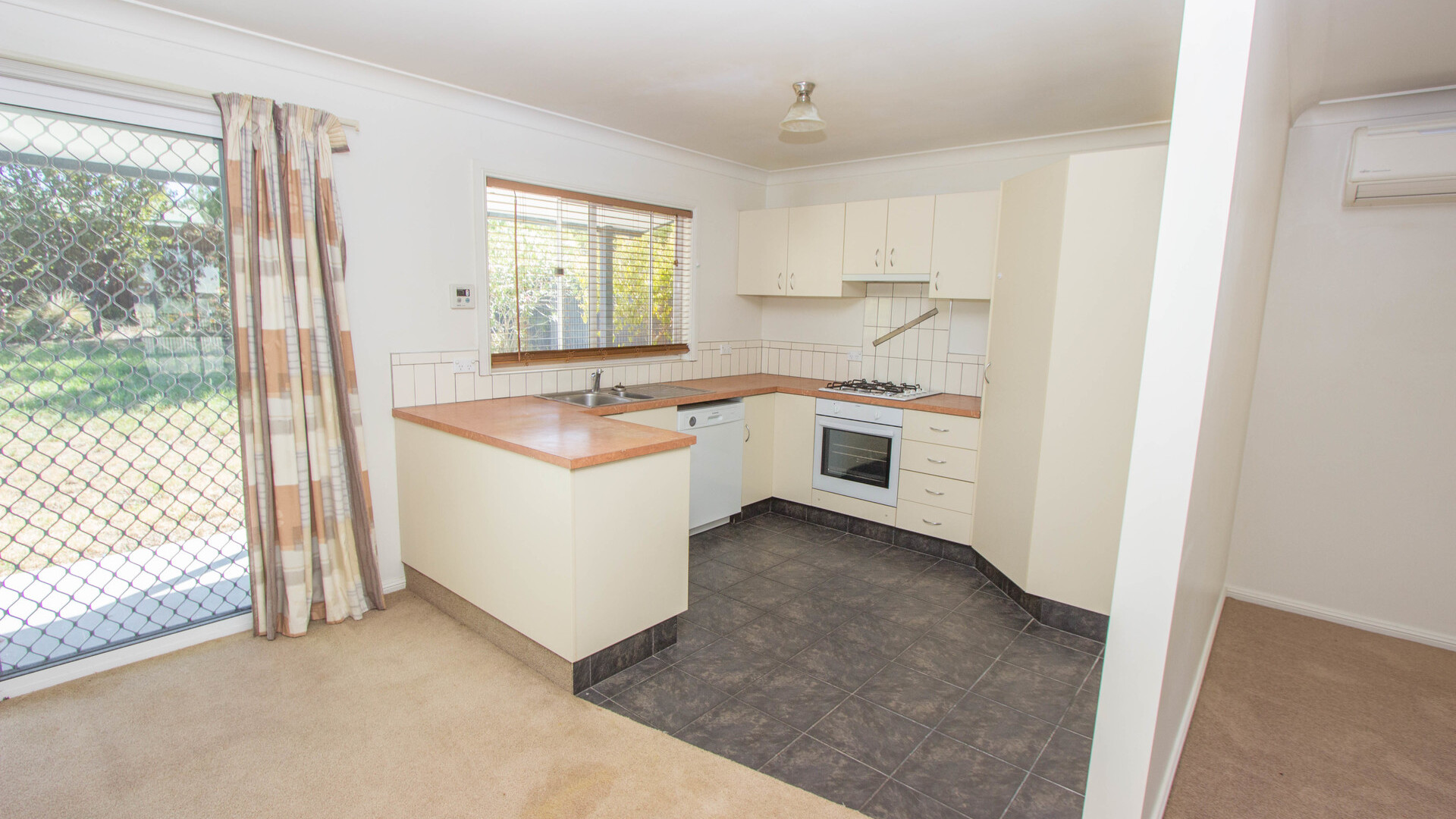 29 Myrtle Street, Narrandera NSW 2700 - photo 4