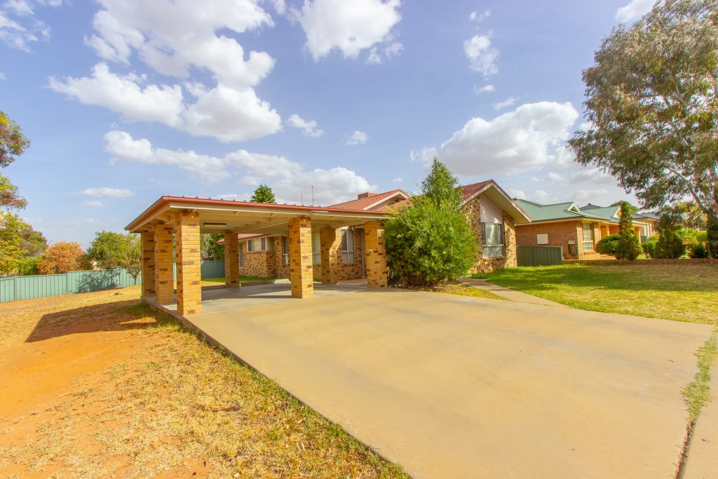 2 Kiesling Drive, Narrandera NSW 2700 - photo 2