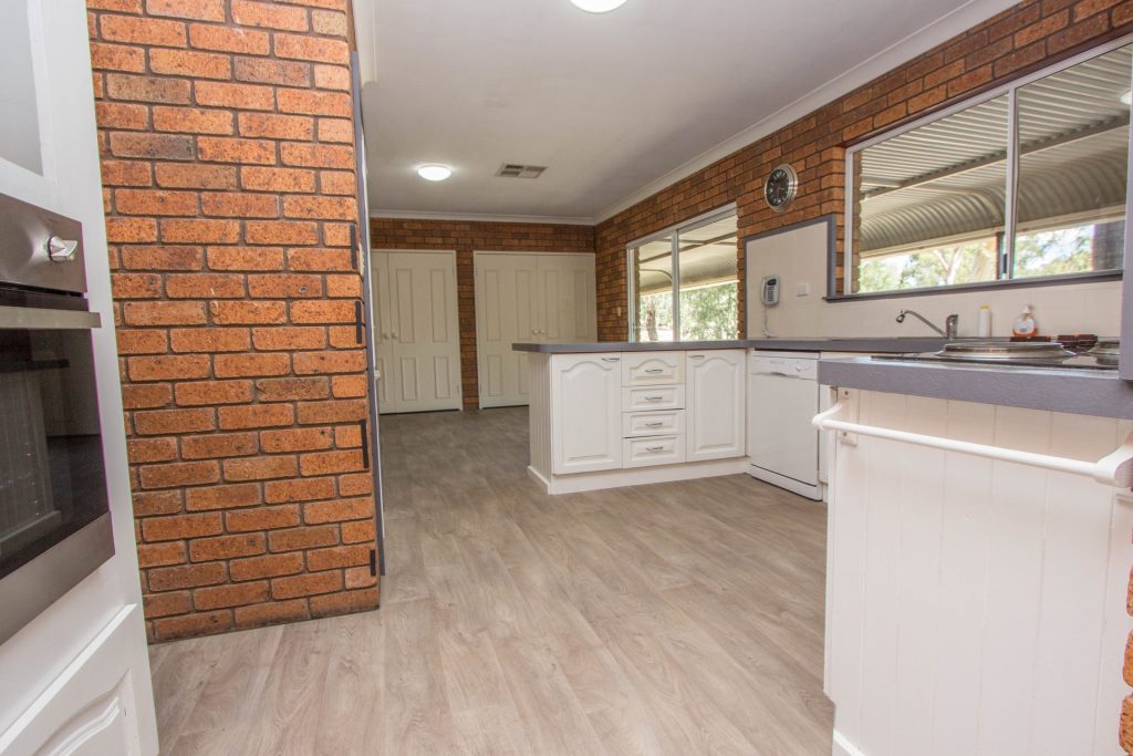 4 Bells Road, Narrandera NSW 2700 - photo 5