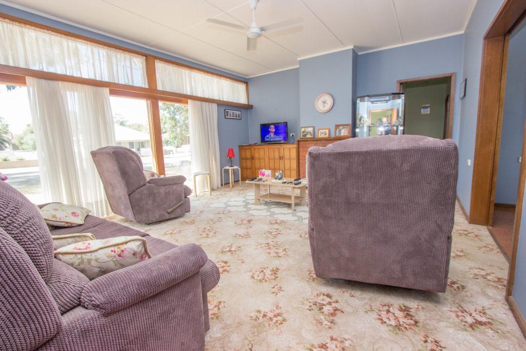 42 Riverine Street, Narrandera NSW 2700 - photo 3