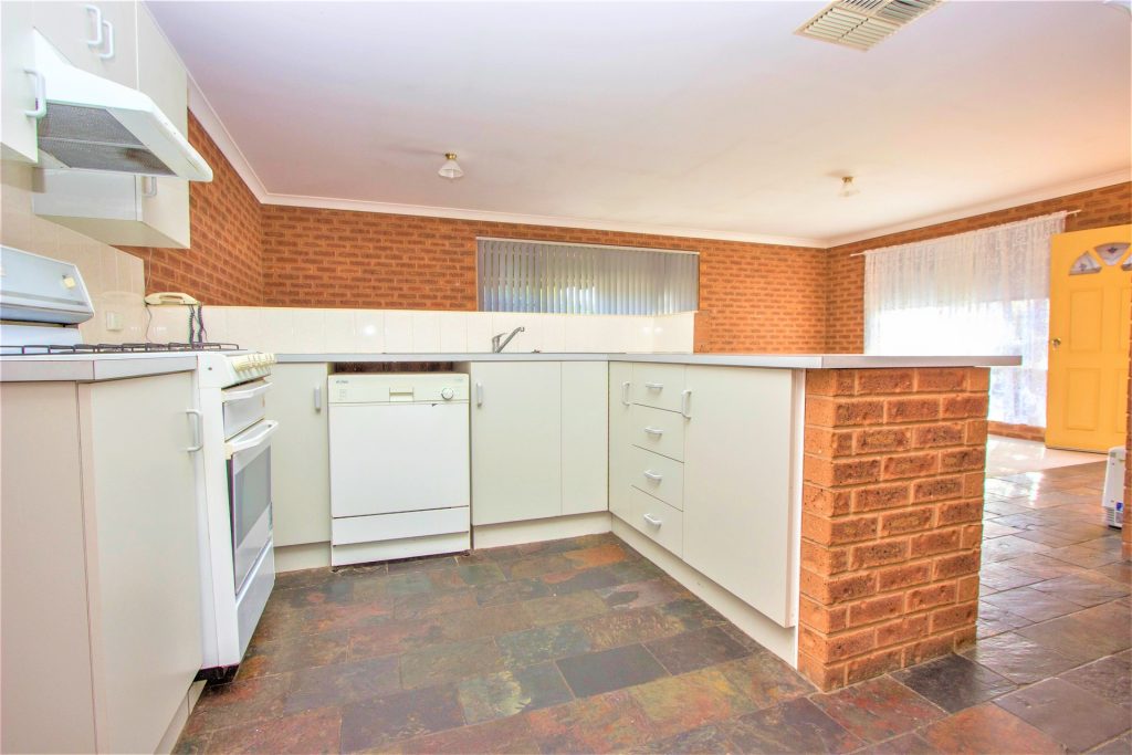 6 Crown Street, Narrandera NSW 2700 - photo 2