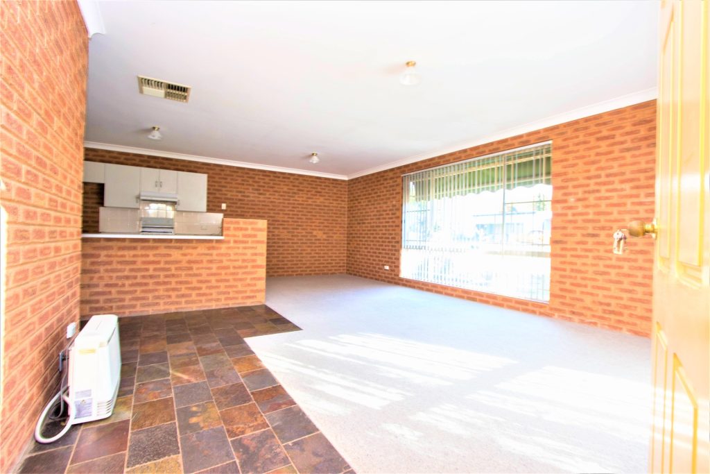 6 Crown Street, Narrandera NSW 2700 - photo 7