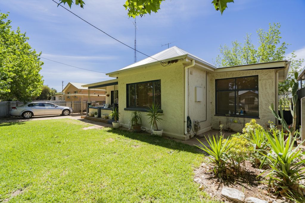 13 Chantilly Street, Narrandera NSW 2700 - photo 2