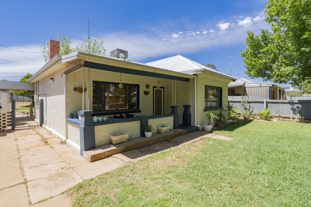 13 Chantilly Street, Narrandera NSW 2700 - photo 3