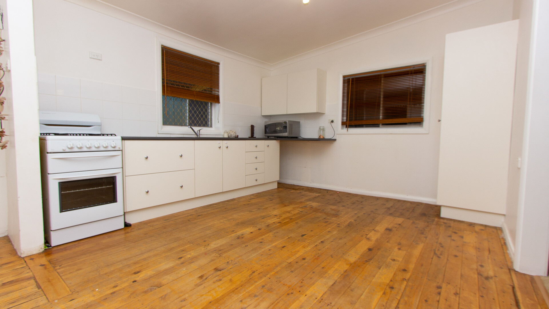 16 Audley Street, Narrandera NSW 2700 - photo 3