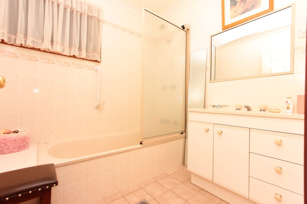 26 Midgeon Street, Narrandera NSW 2700 - photo 11