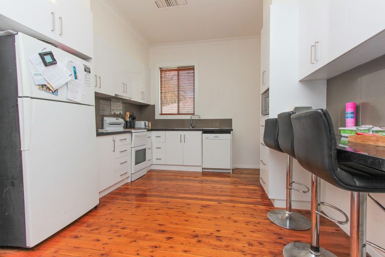 43 William Street, Narrandera NSW 2700 - photo 2