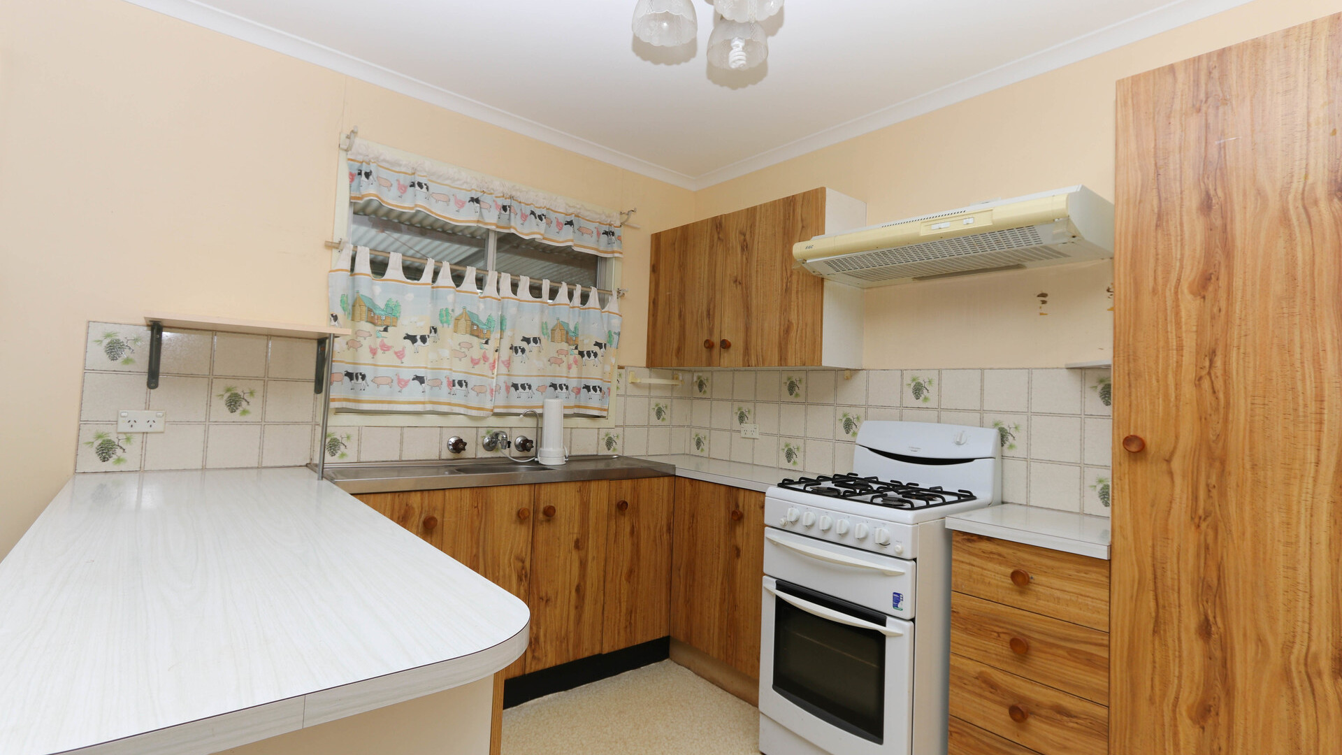 73 Holbrook Street, Temora NSW 2666 - photo 7