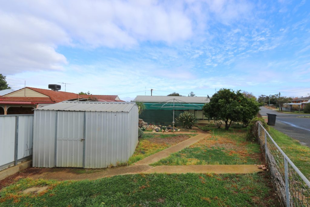 73 Holbrook Street, Temora NSW 2666 - photo 8