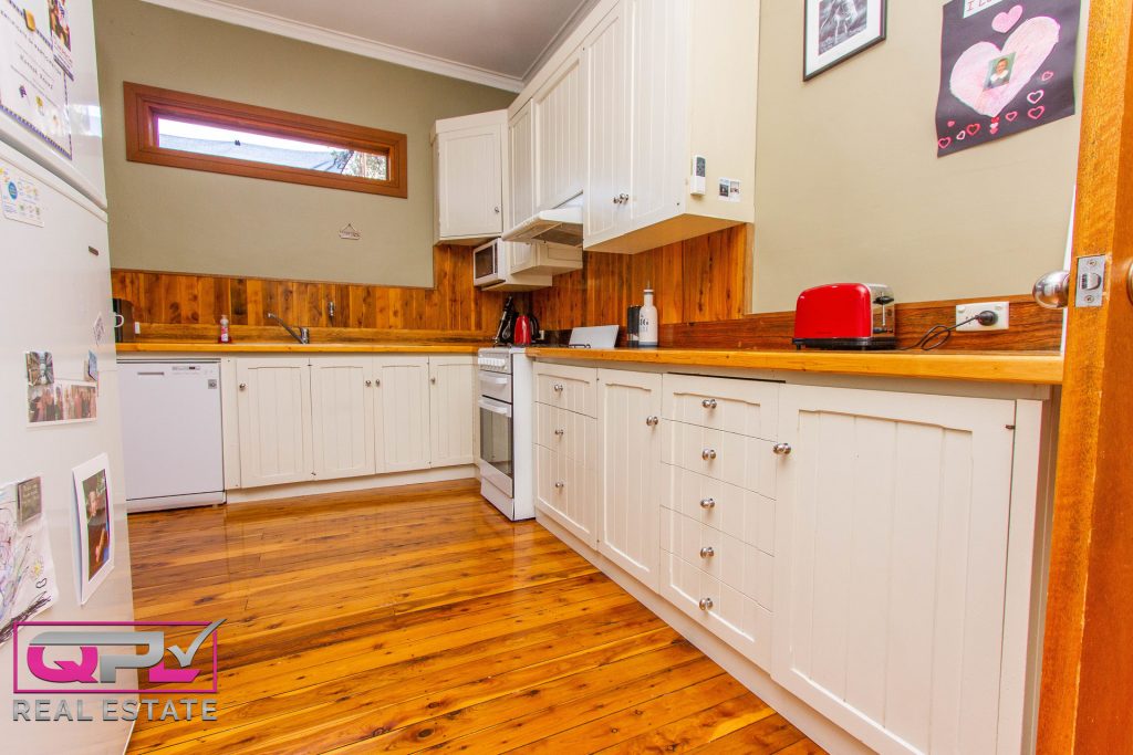 148 Larmer Street, Narrandera NSW 2700 - photo 5