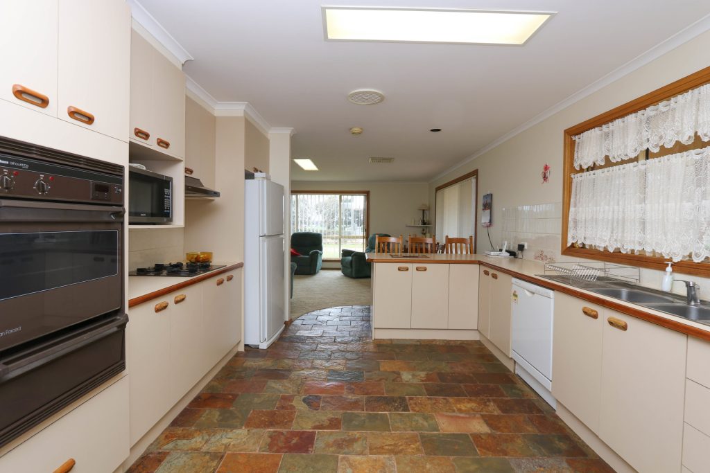 7589 Burley Griffin Way, Temora NSW 2666 - photo 4