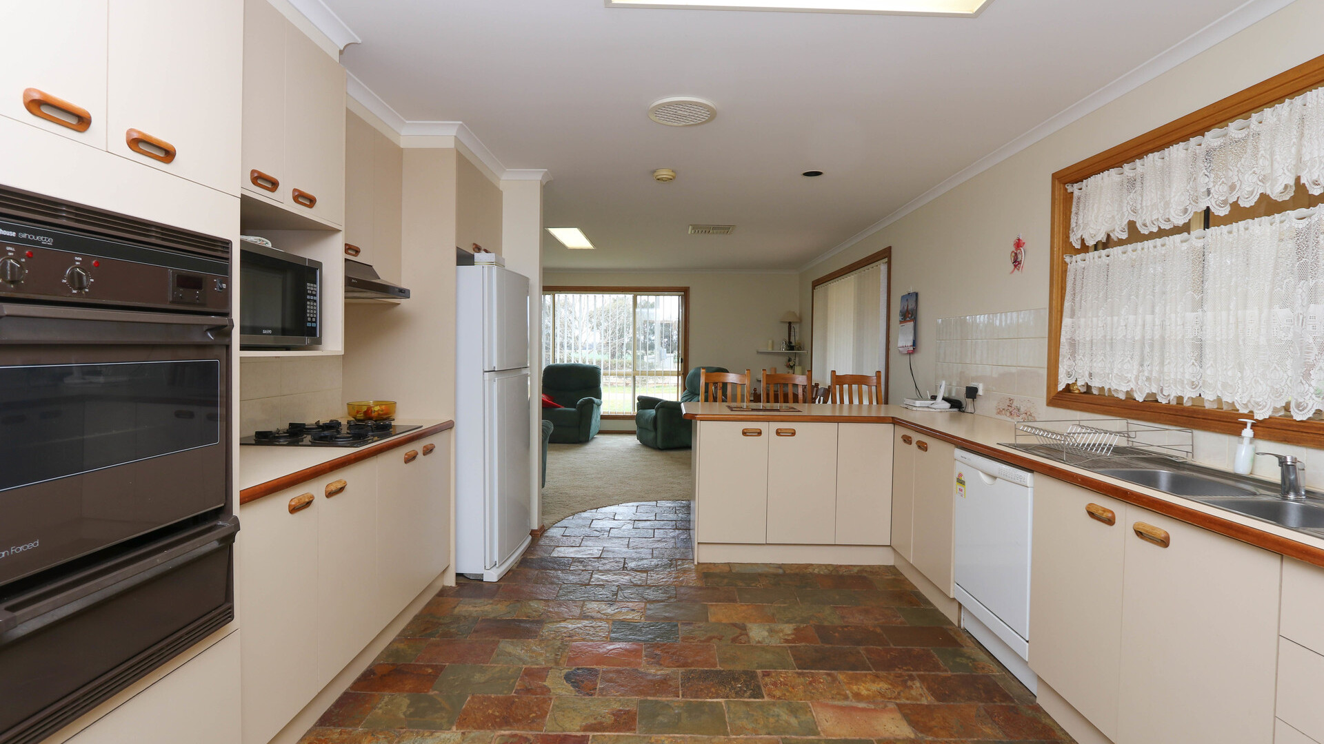 7589 Burley Griffin Way, Temora NSW 2666 - photo 4