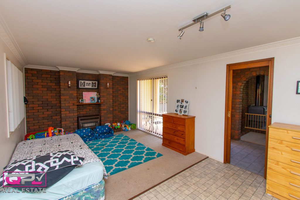 146 Kitchener Road, Temora NSW 2666 - photo 4