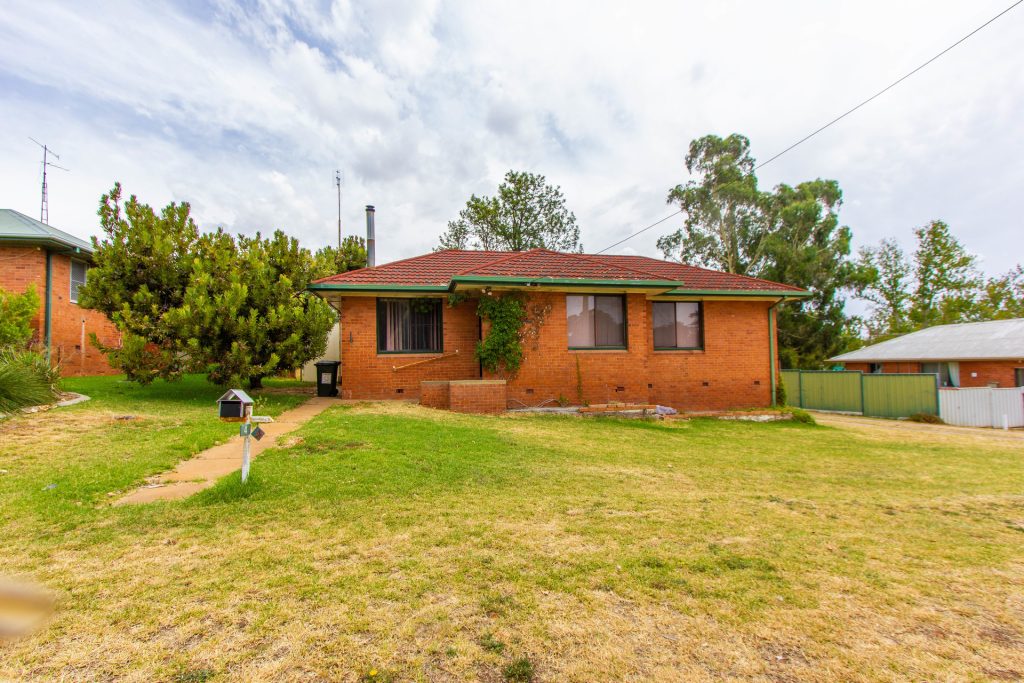 4 Midgeon Street, Narrandera NSW 2700 - photo 12