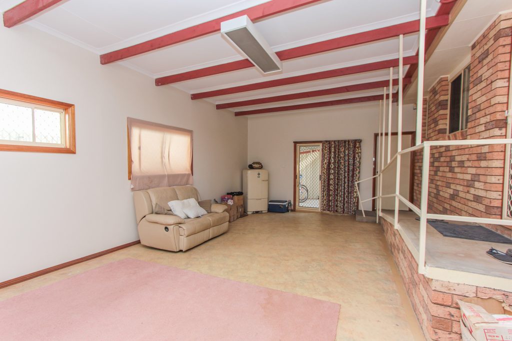 26 Midgeon Street, Narrandera NSW 2700 - photo 11