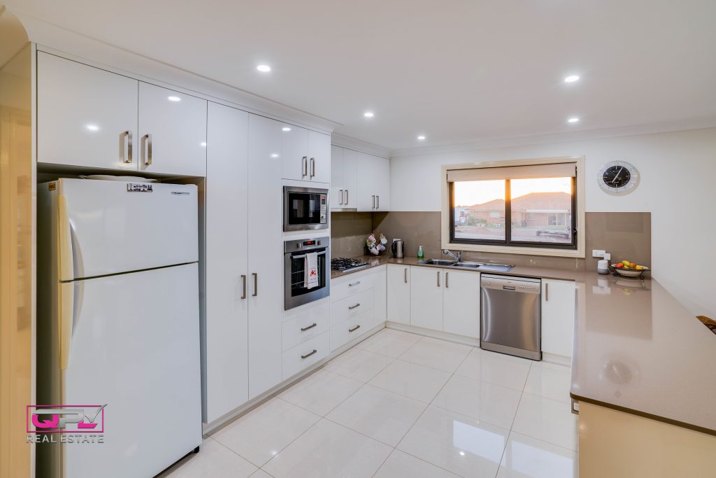 19 Tenefts Street, Temora NSW 2666 - photo 12