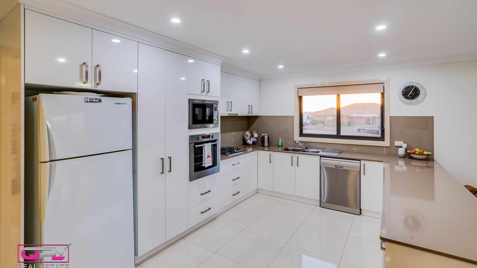 19 Tenefts Street, Temora NSW 2666 - photo 12