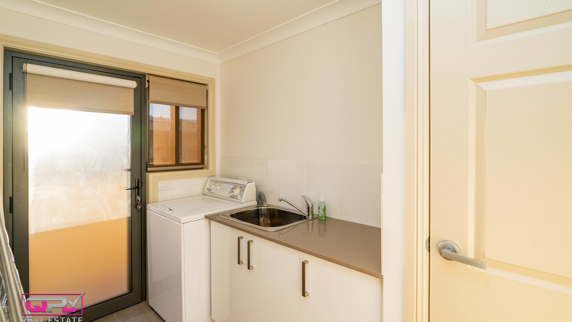 19 Tenefts Street, Temora NSW 2666 - photo 16
