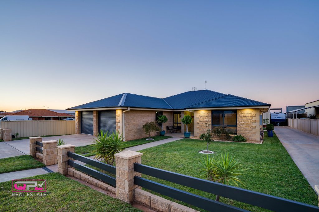 19 Tenefts Street, Temora NSW 2666 - photo 4