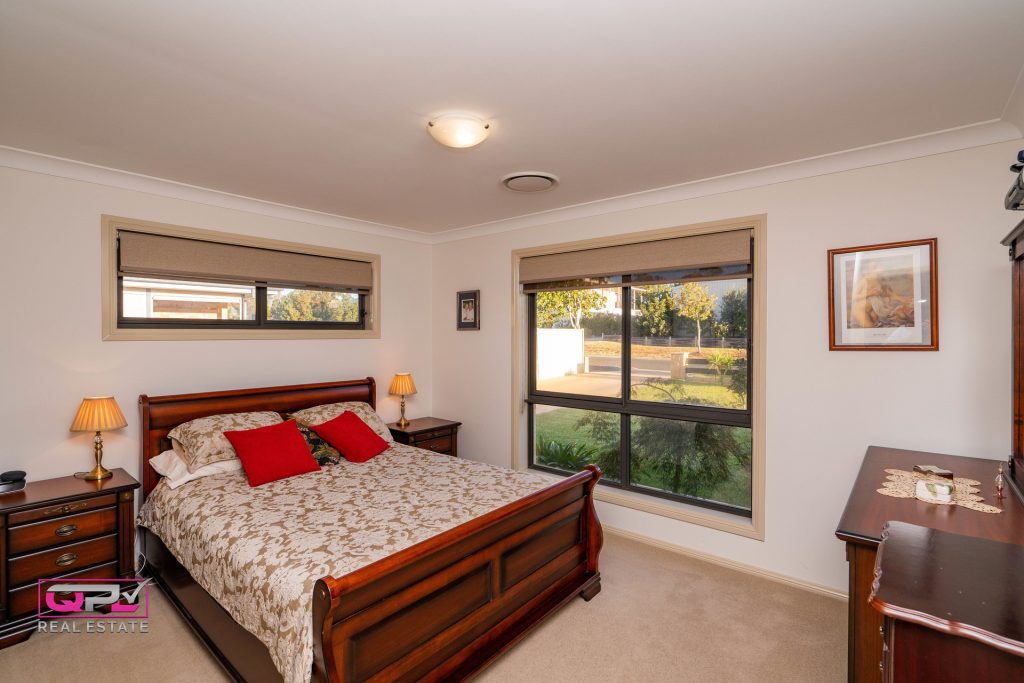 19 Tenefts Street, Temora NSW 2666 - photo 5