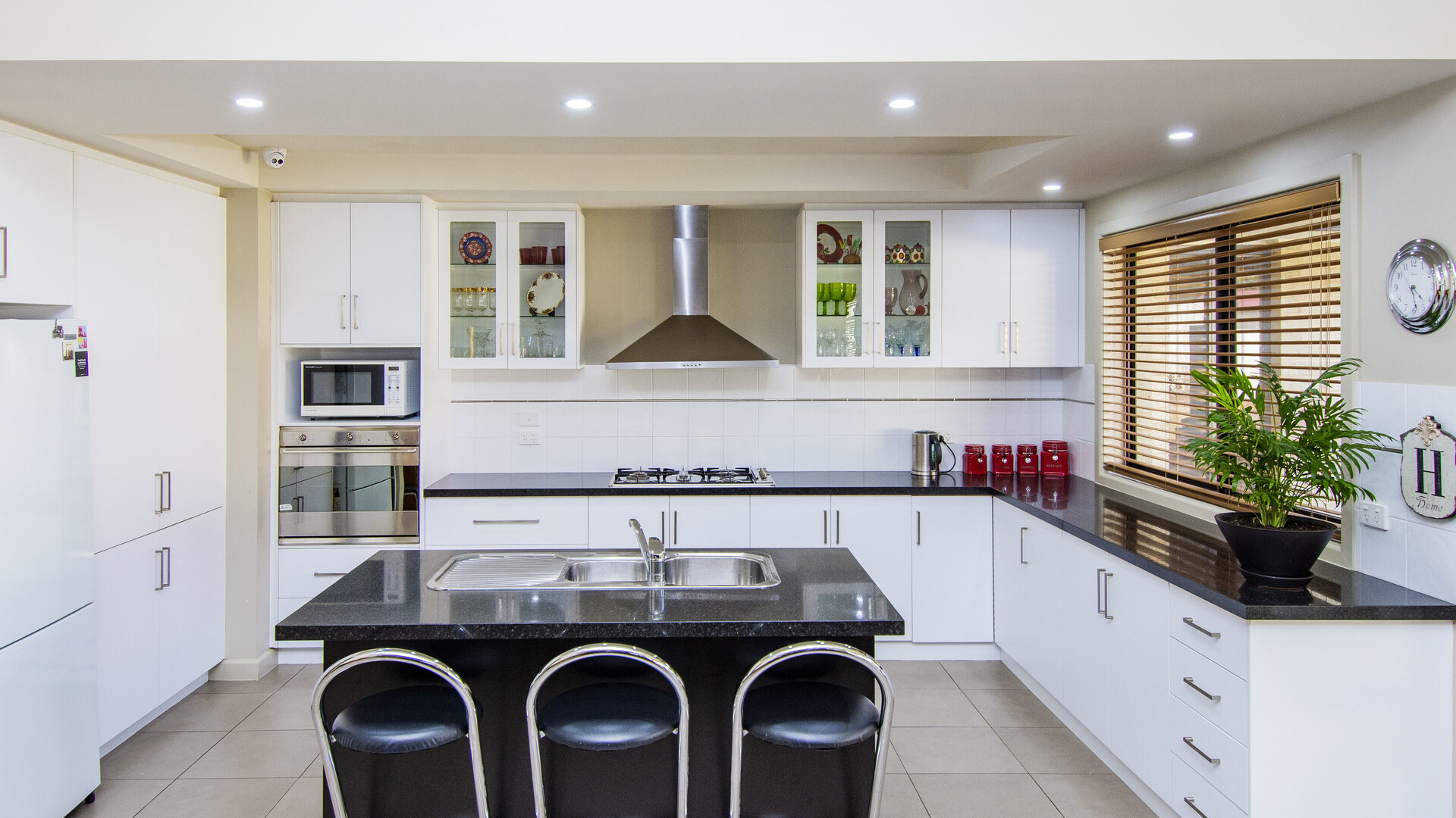 10 Anzac Crescent, Narrandera NSW 2700 - photo 2