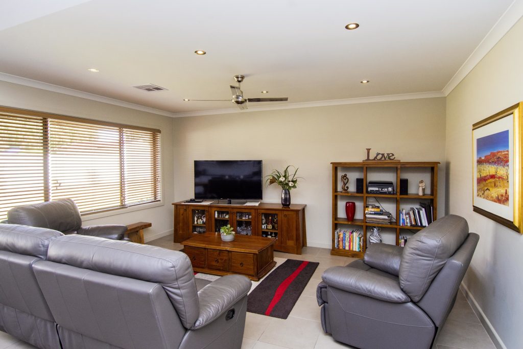 10 Anzac Crescent, Narrandera NSW 2700 - photo 5