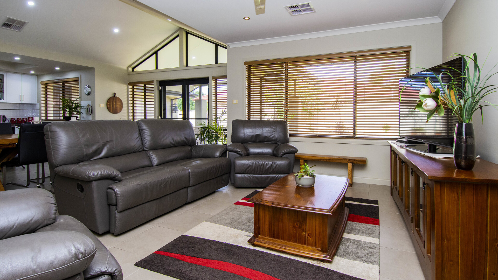 10 Anzac Crescent, Narrandera NSW 2700 - photo 6