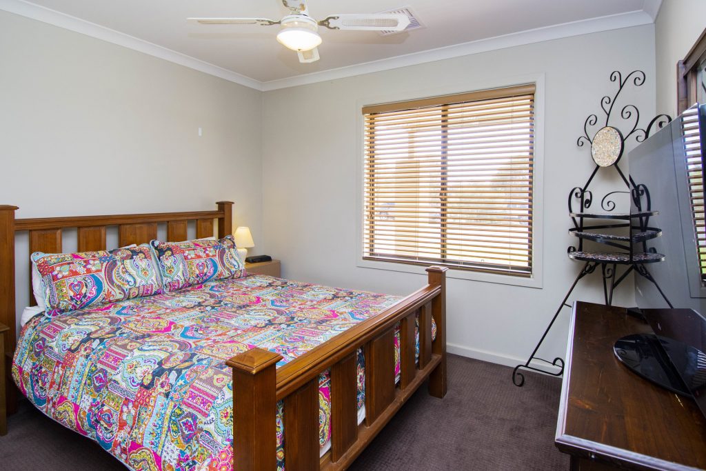 10 Anzac Crescent, Narrandera NSW 2700 - photo 8
