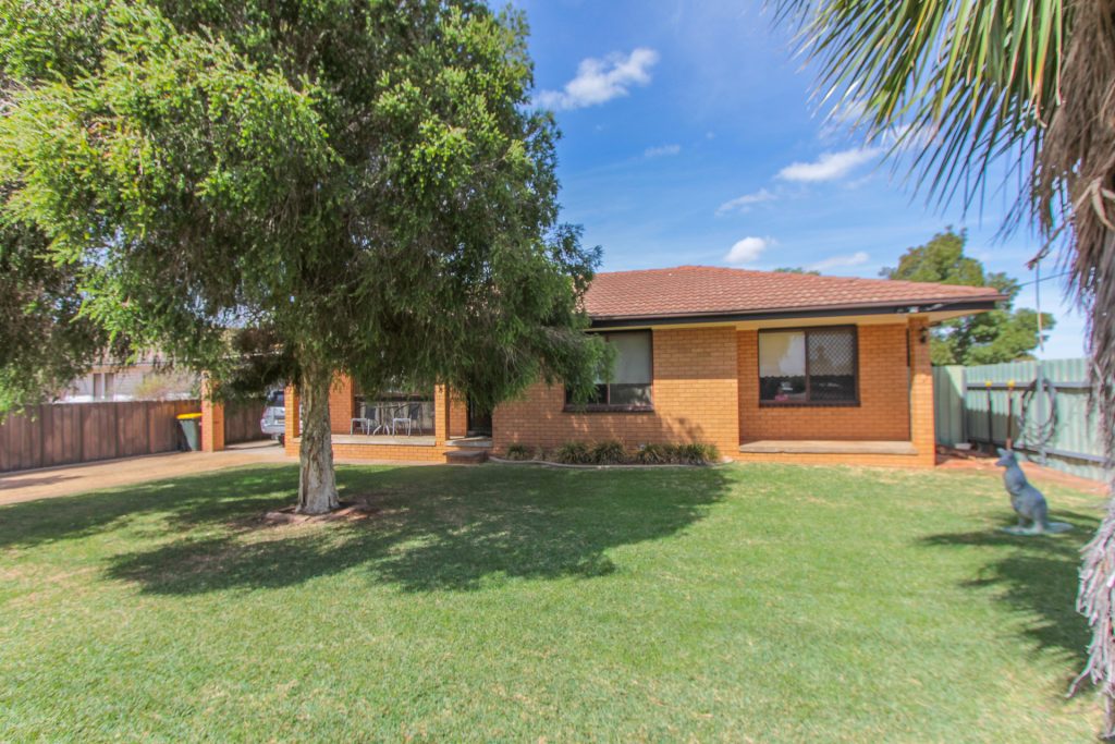 80 Dalgetty Street, Narrandera NSW 2700 - photo 2