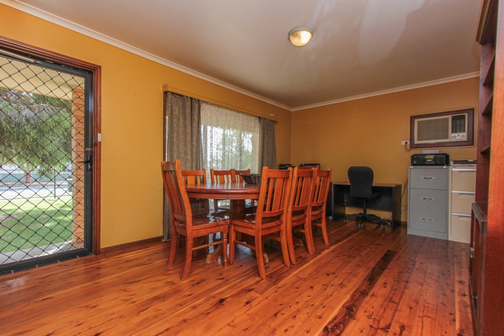 80 Dalgetty Street, Narrandera NSW 2700 - photo 3