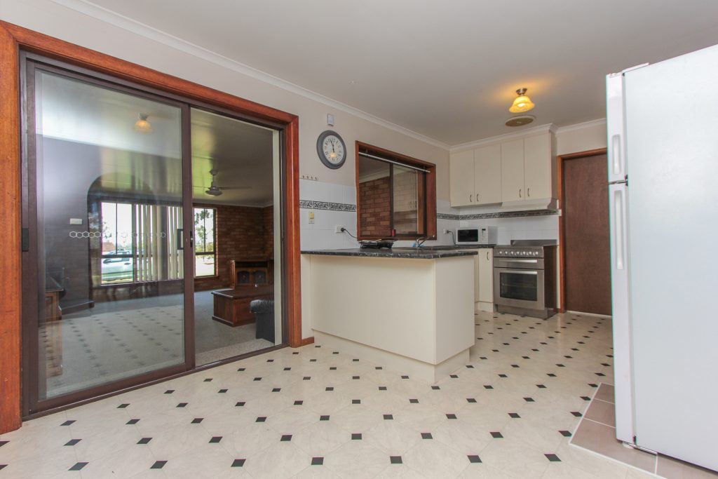 80 Dalgetty Street, Narrandera NSW 2700 - photo 9