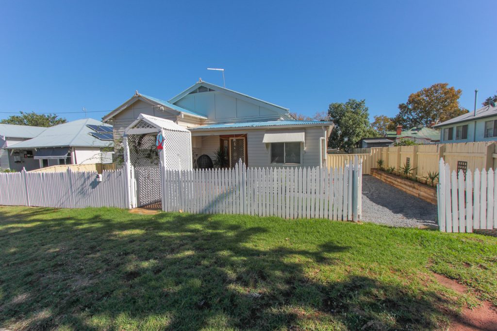 12 Willans Street, Narrandera NSW 2700 - photo 11
