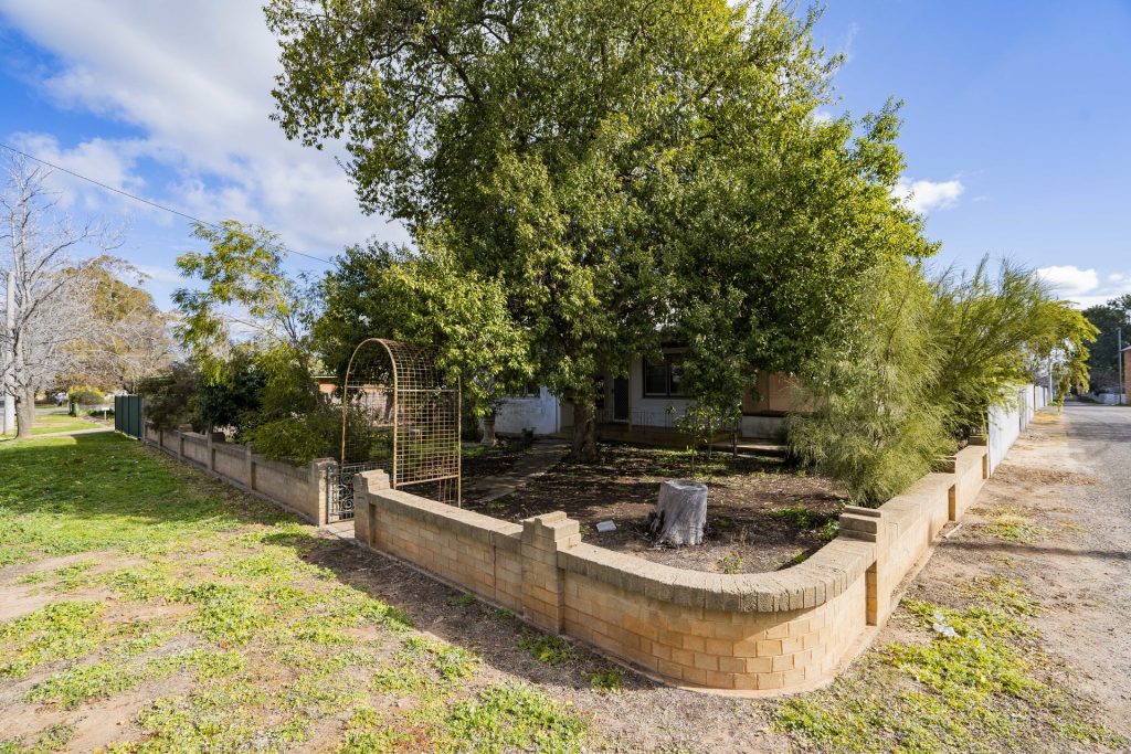 14 Midgeon Street, Narrandera NSW 2700 - photo 3