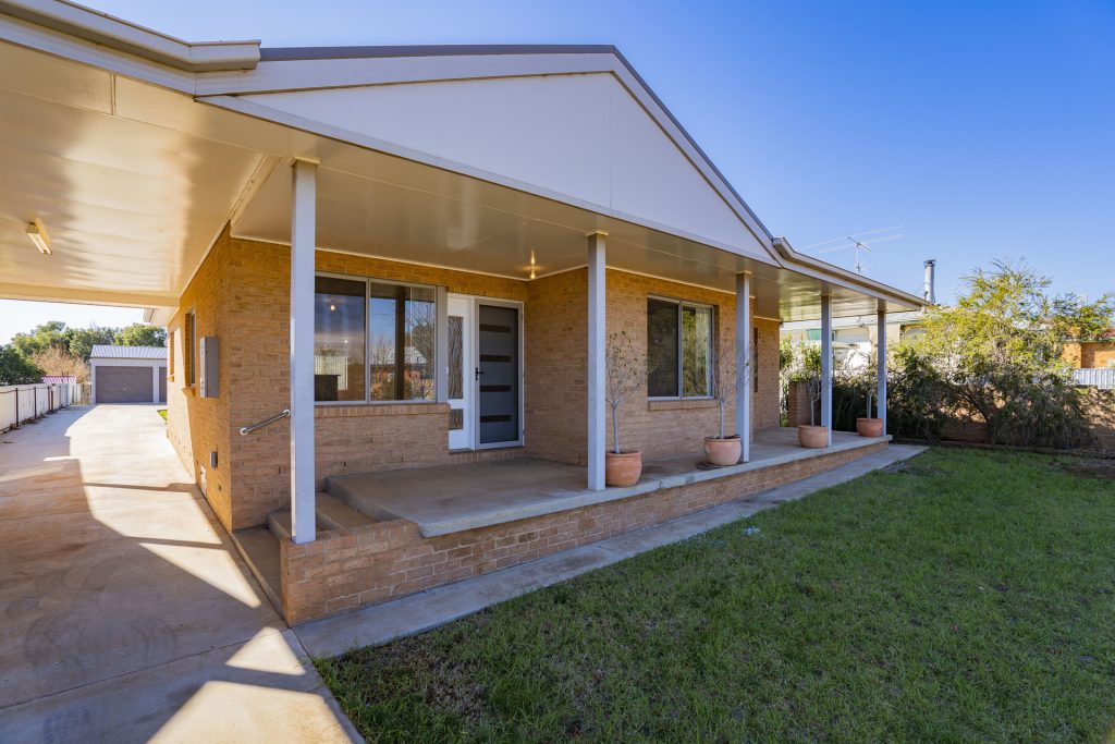 77 Deutcher Street, Temora NSW 2666 - photo 4